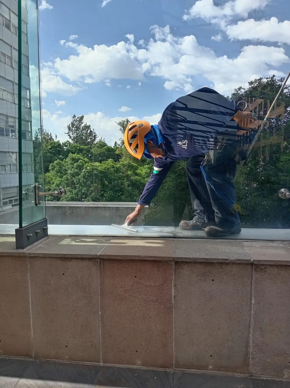 Personal realizando trabajos de limpieza en altura