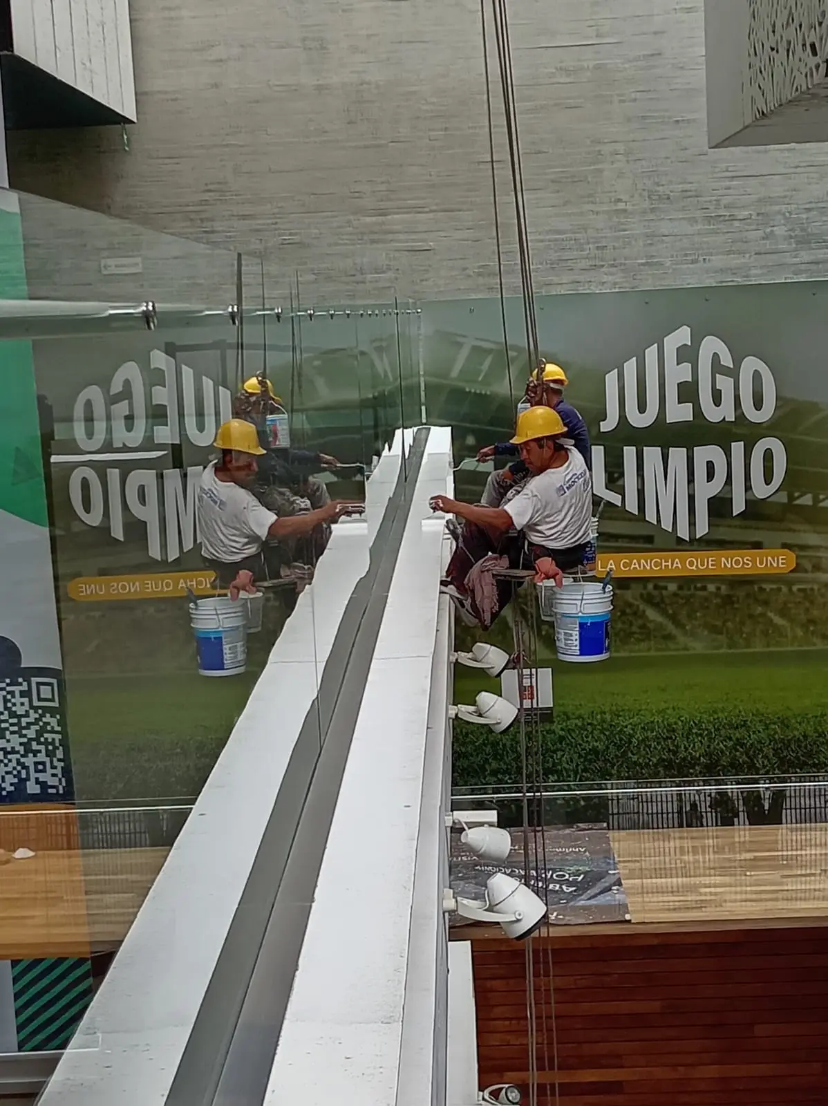 Personal realizando trabajos de limpieza en altura